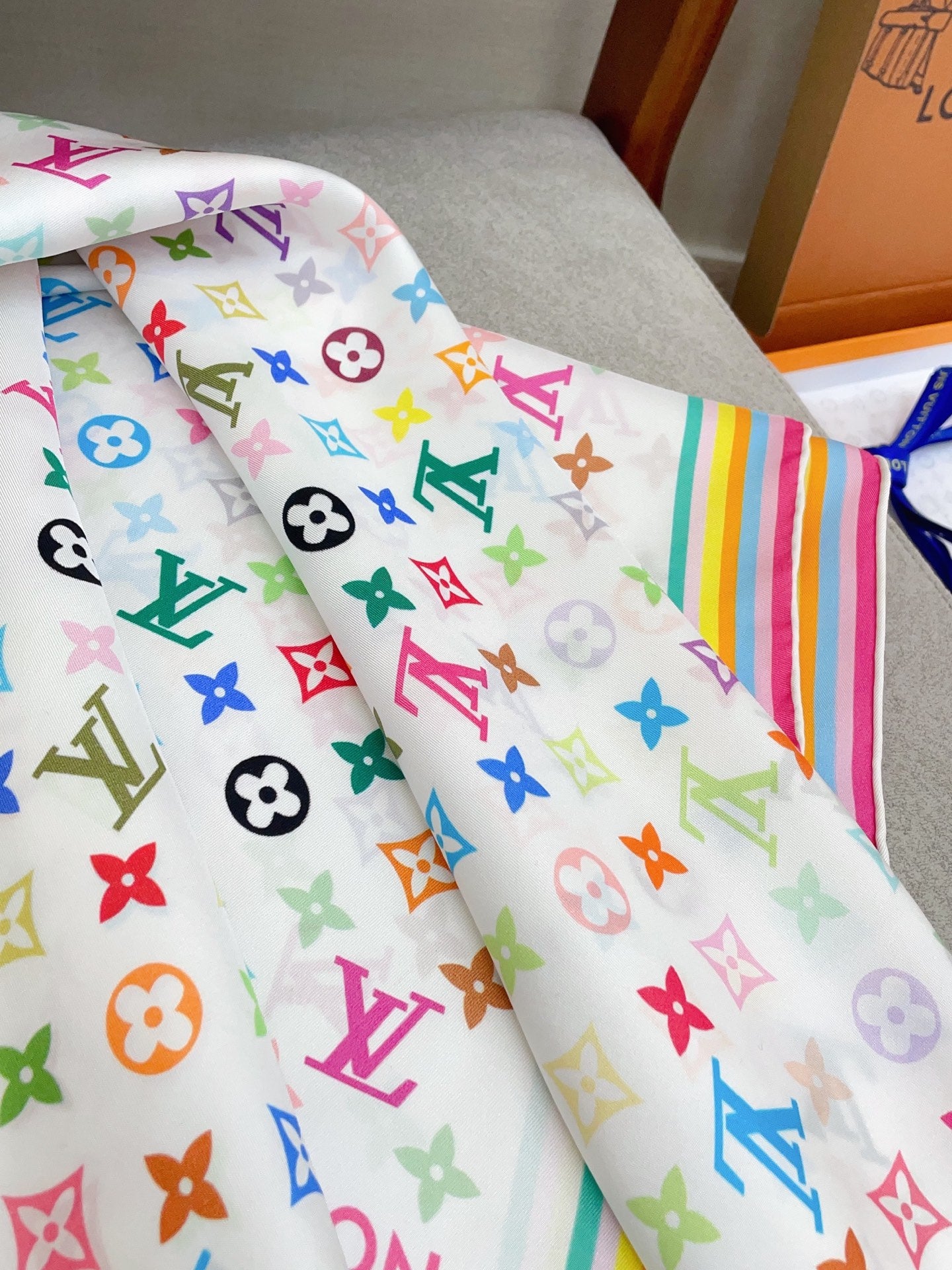 135ZE201WDE Stylish Silk Scarve