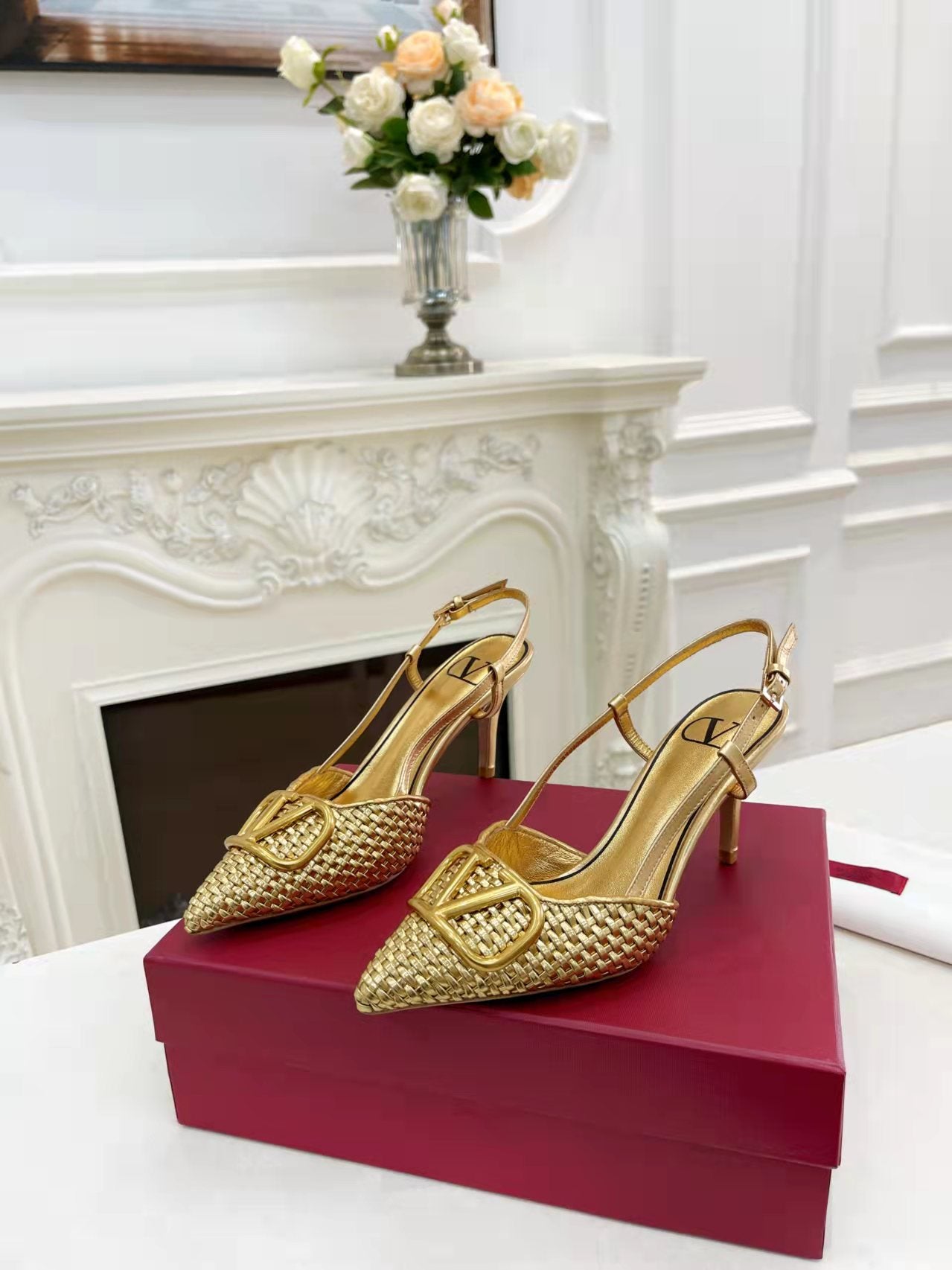 2YVL38ZDE Stylish leather  High heels