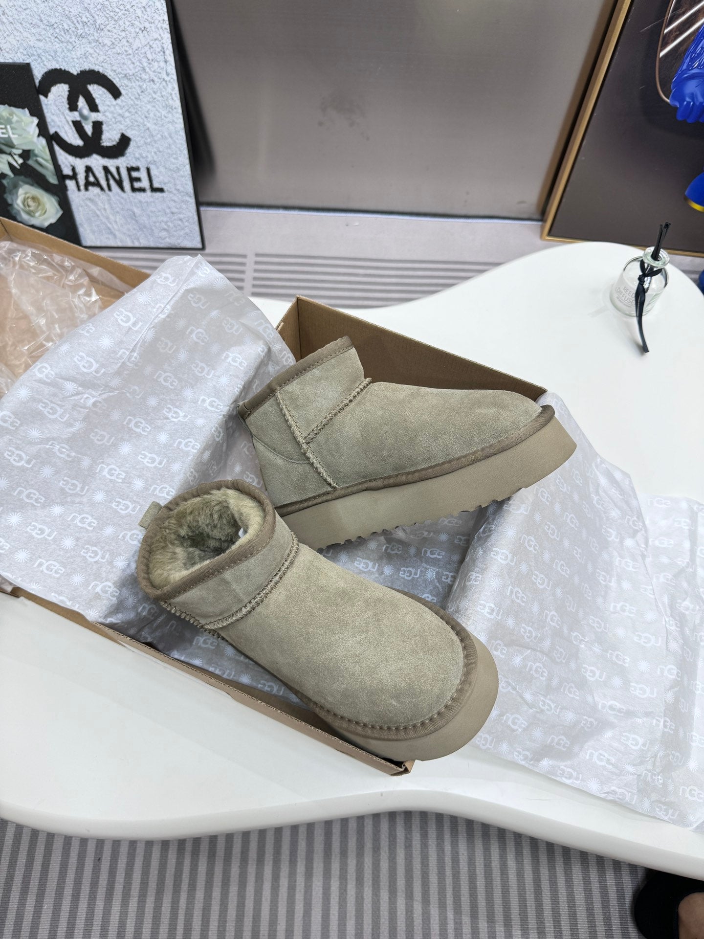 1LU9ZDE Stylish snow boots