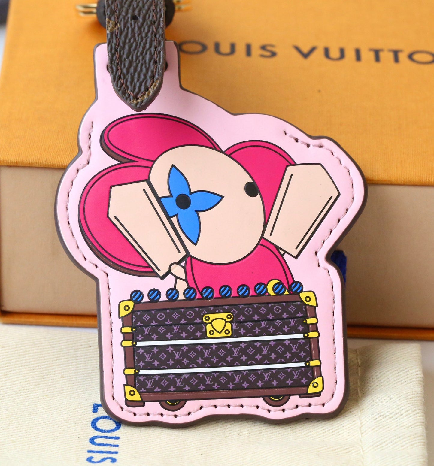 3RE23ADE Stylish key closure