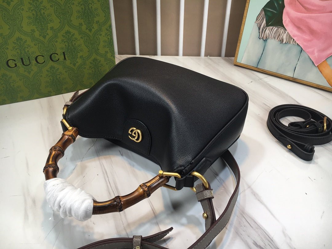 15RB117BDE Stylish leather bag