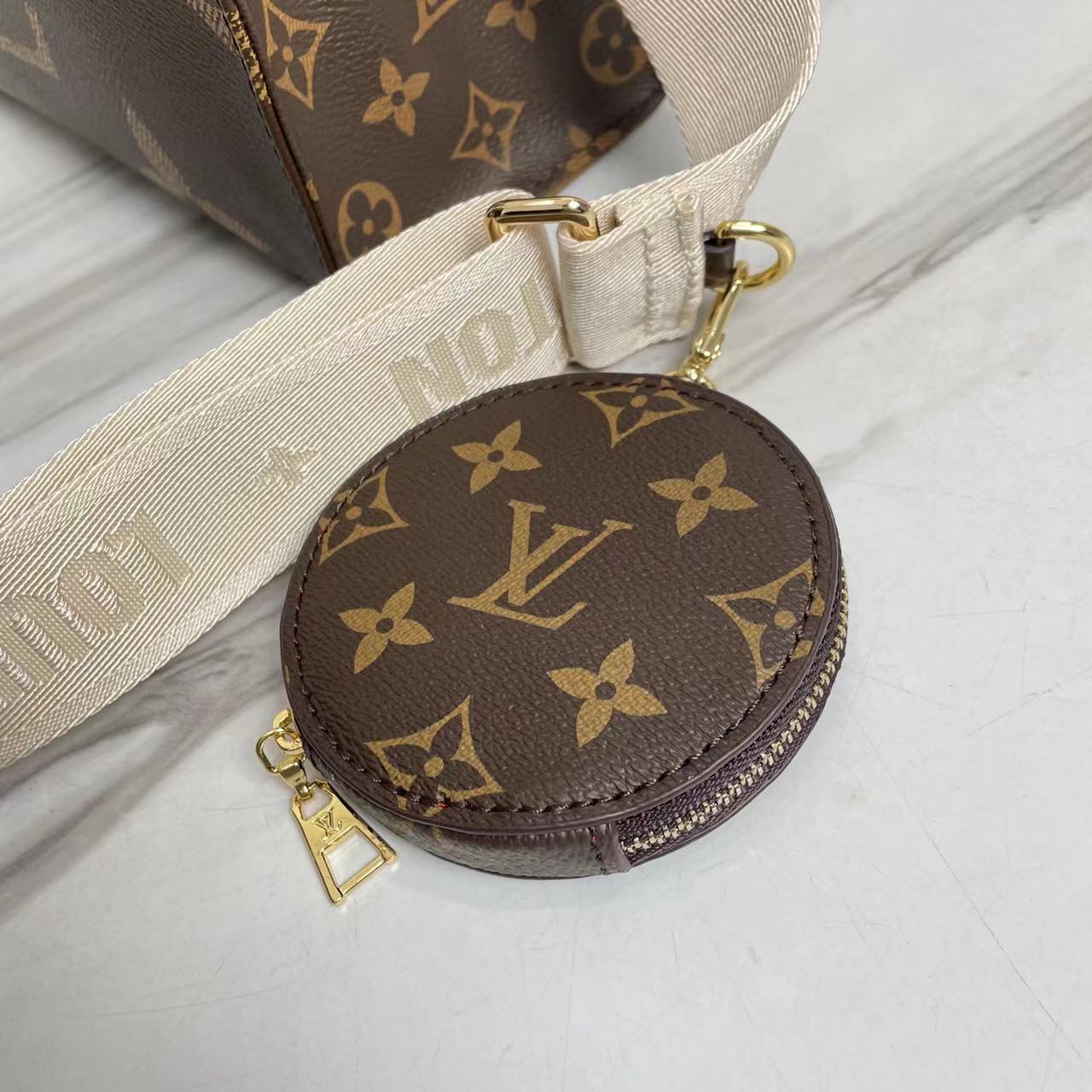 1XE65BDE Stylish leather bag 