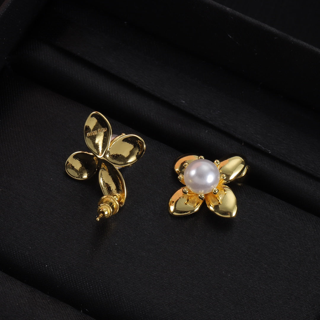 14A526EDE Stylish Earrings