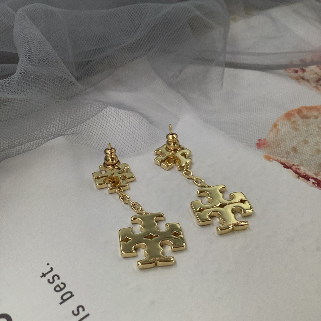 14A468EDE Stylish Earrings