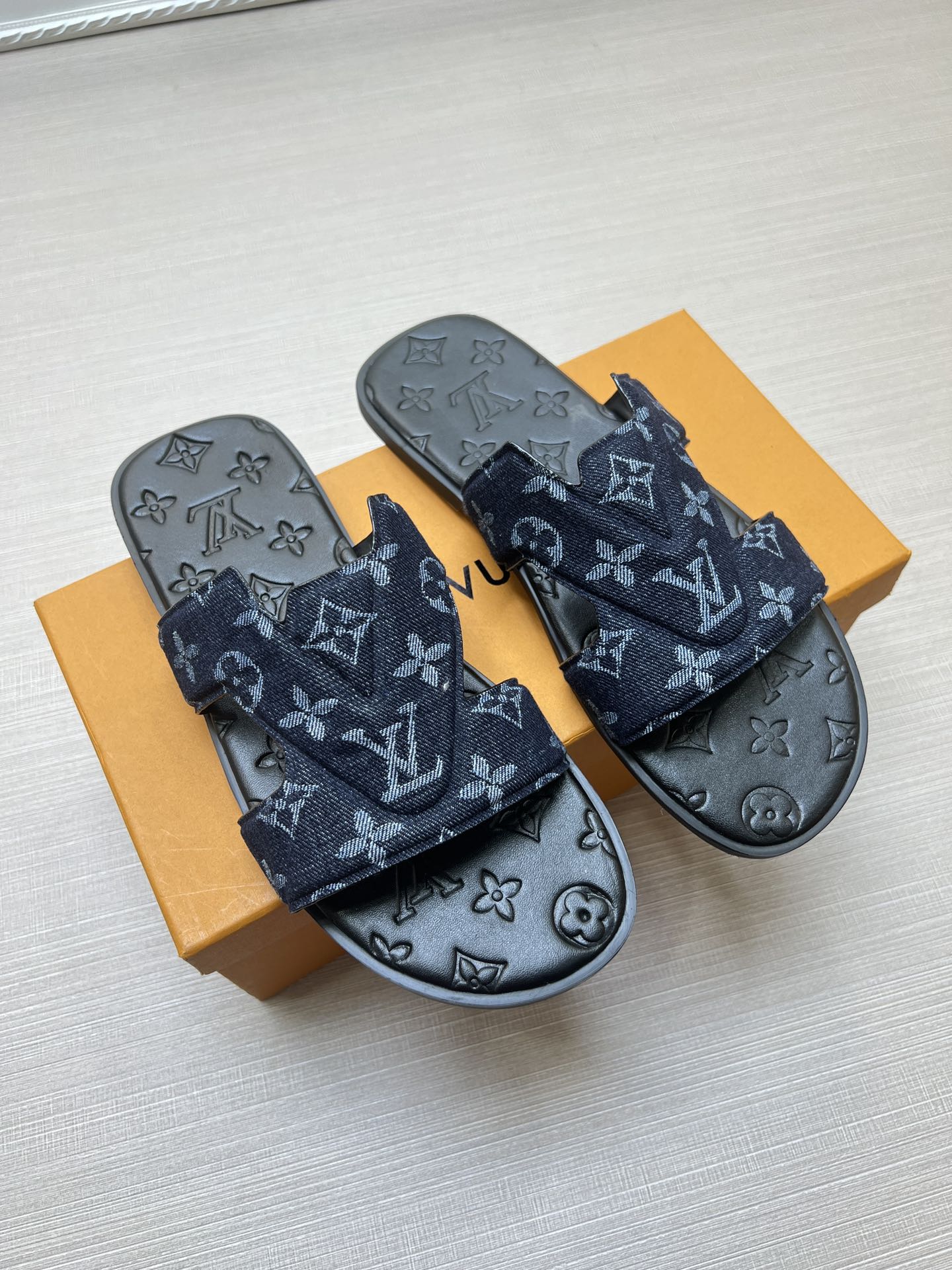 54E28ZDE Stylish slippers