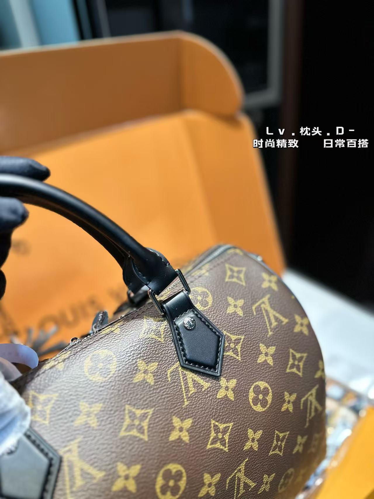 1WE22BDE Stylish leather bag