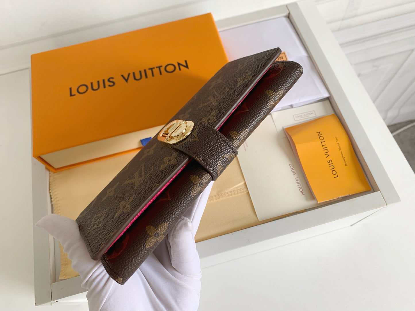 1XE73BDE Stylish leather wallets with package