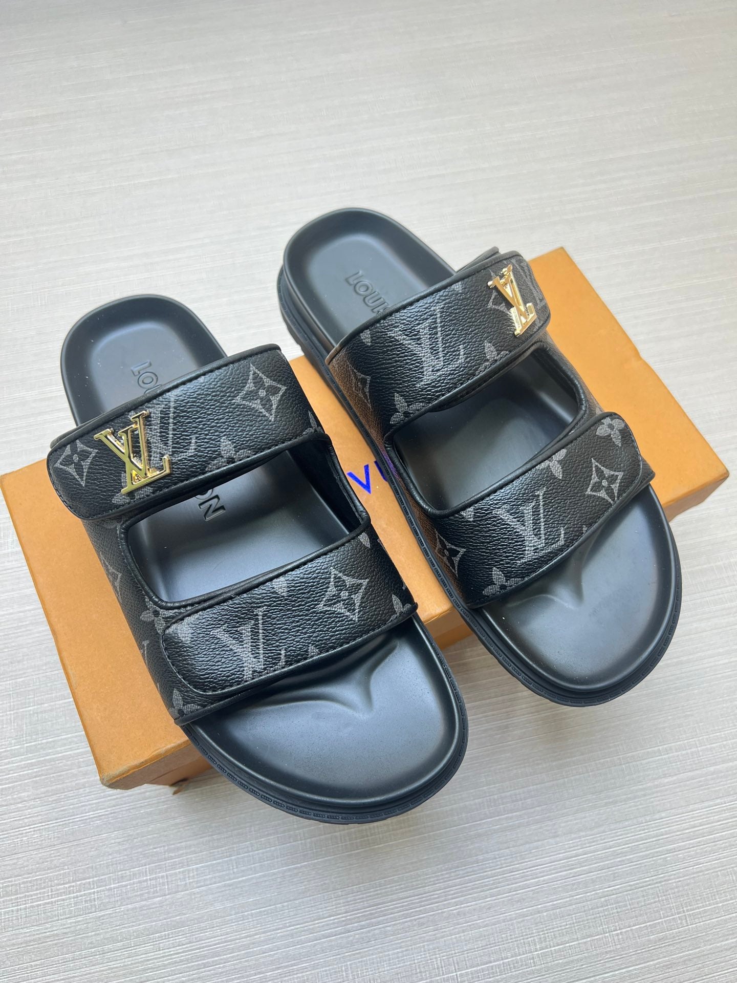 54E11ZDE Stylish slippers