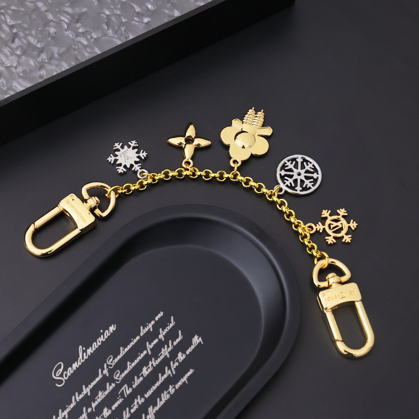 14E93ADE Stylish key closure
