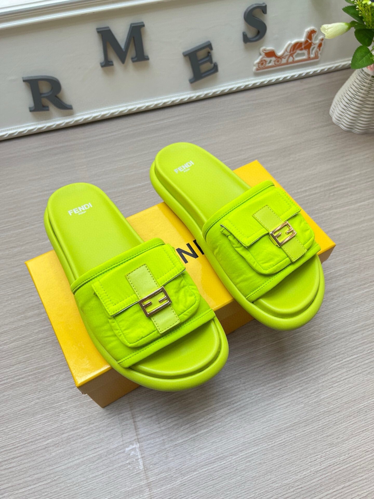 54F125ZDE Stylish slippers