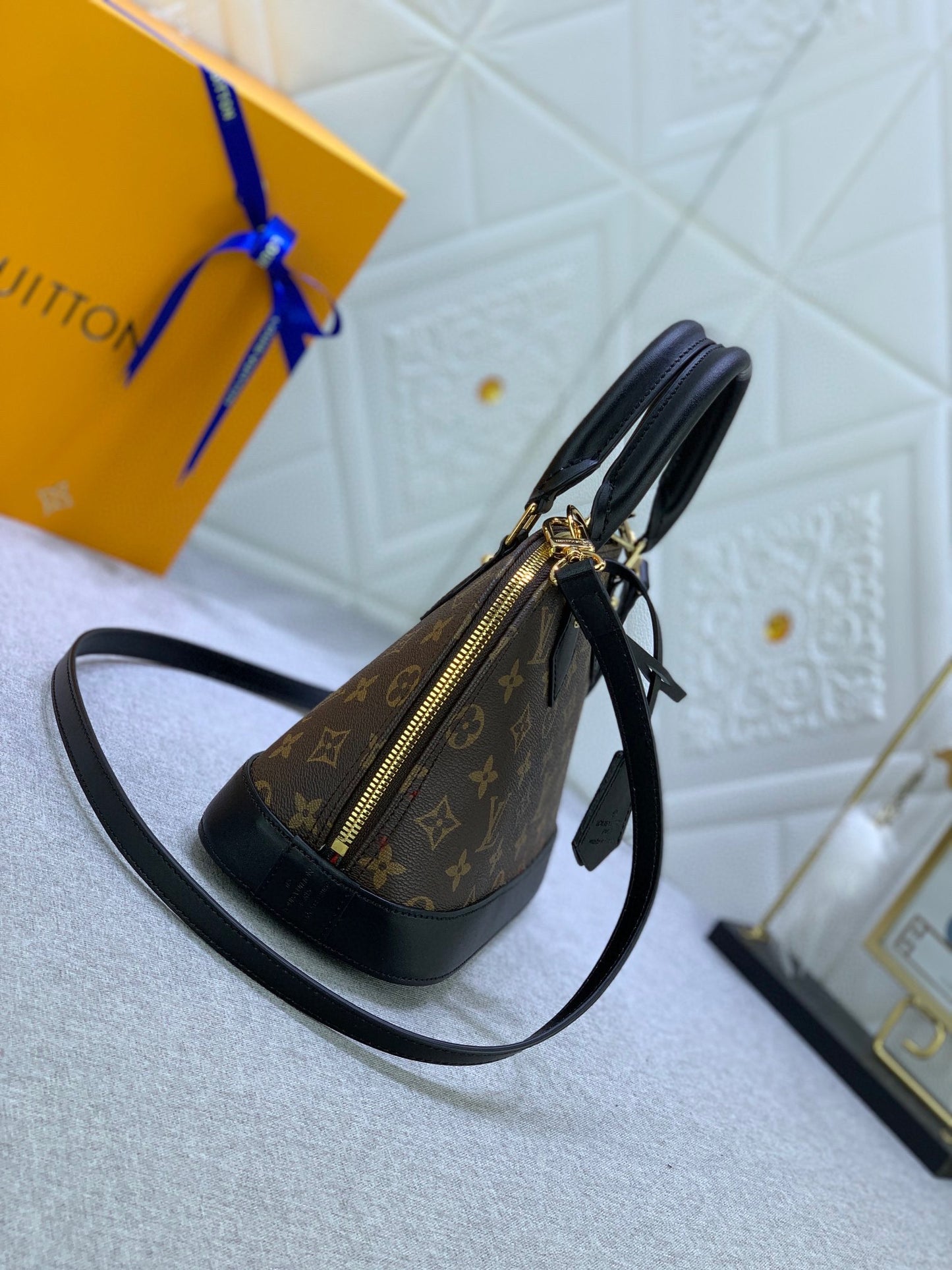 2XE337BDE Stylish leather bag 