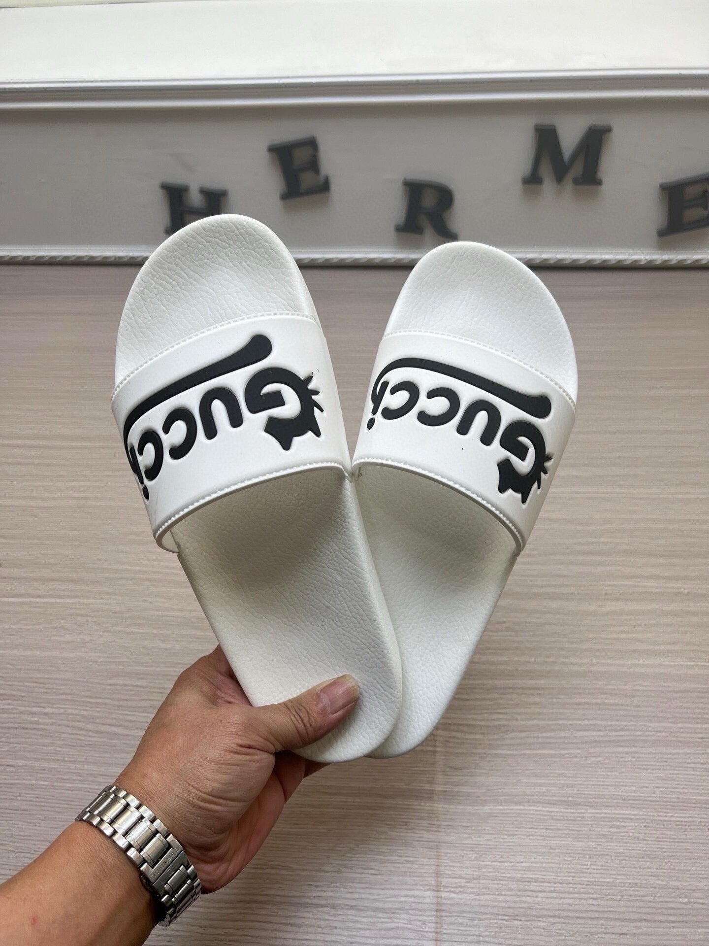 5LB220ZDE Stylish Slippers