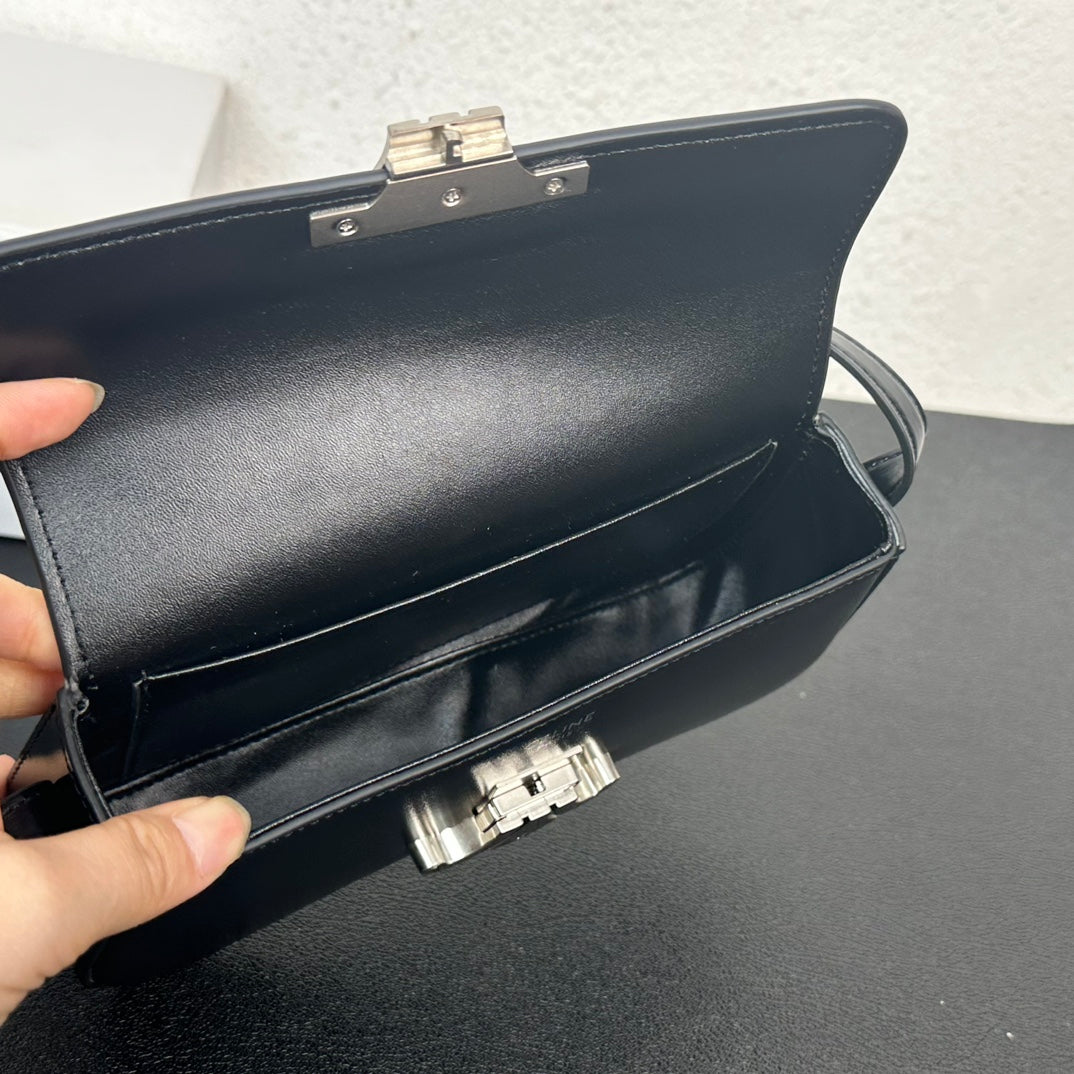 1XE271BDE Stylish leather bag 