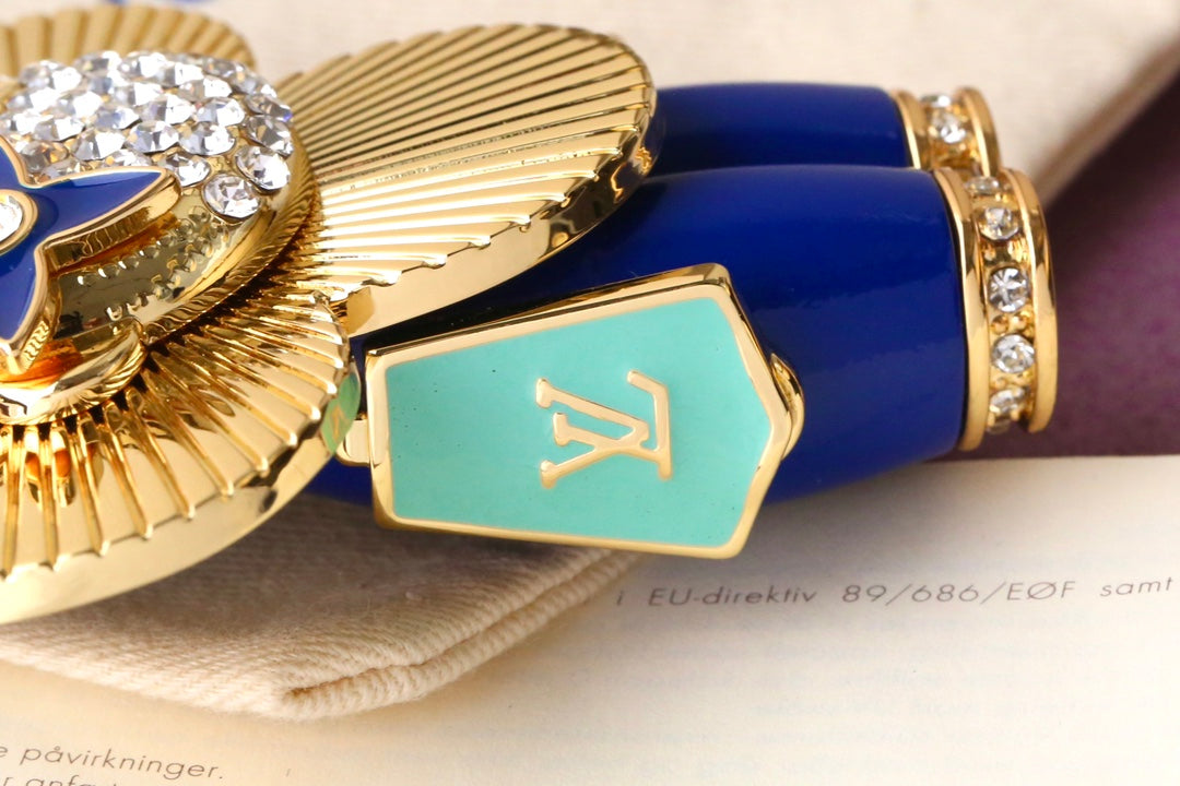 14E66ADE Stylish key closure