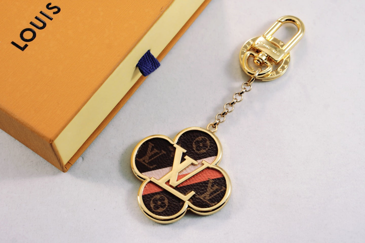 3RE19ADE Stylish key closure