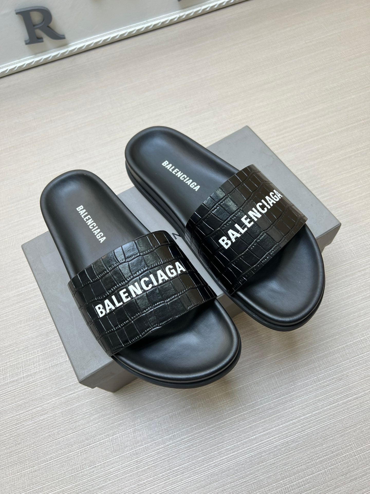 54J99ZDE Stylish slippers