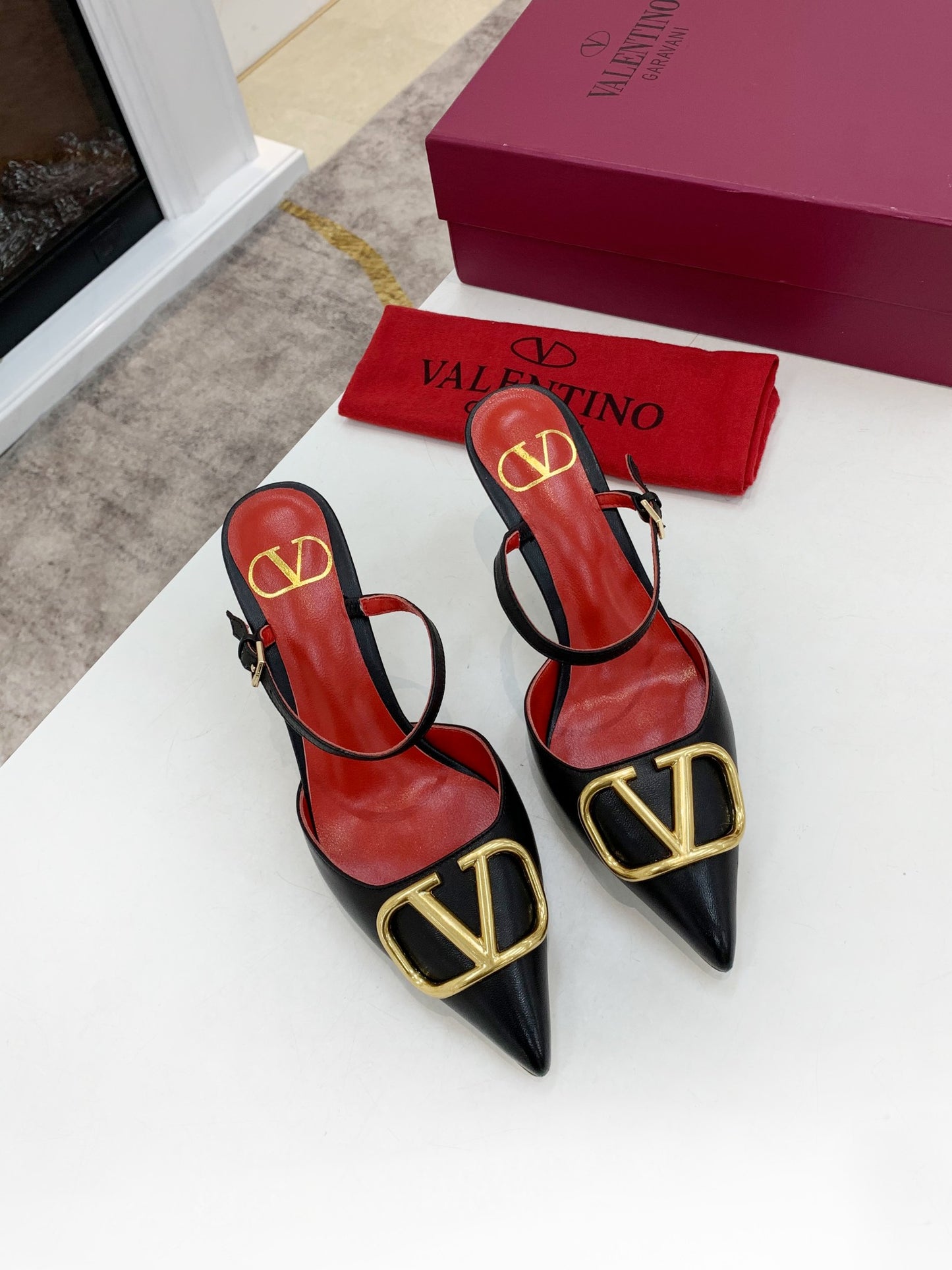 2YVL28ZDE Stylish leather  High heels