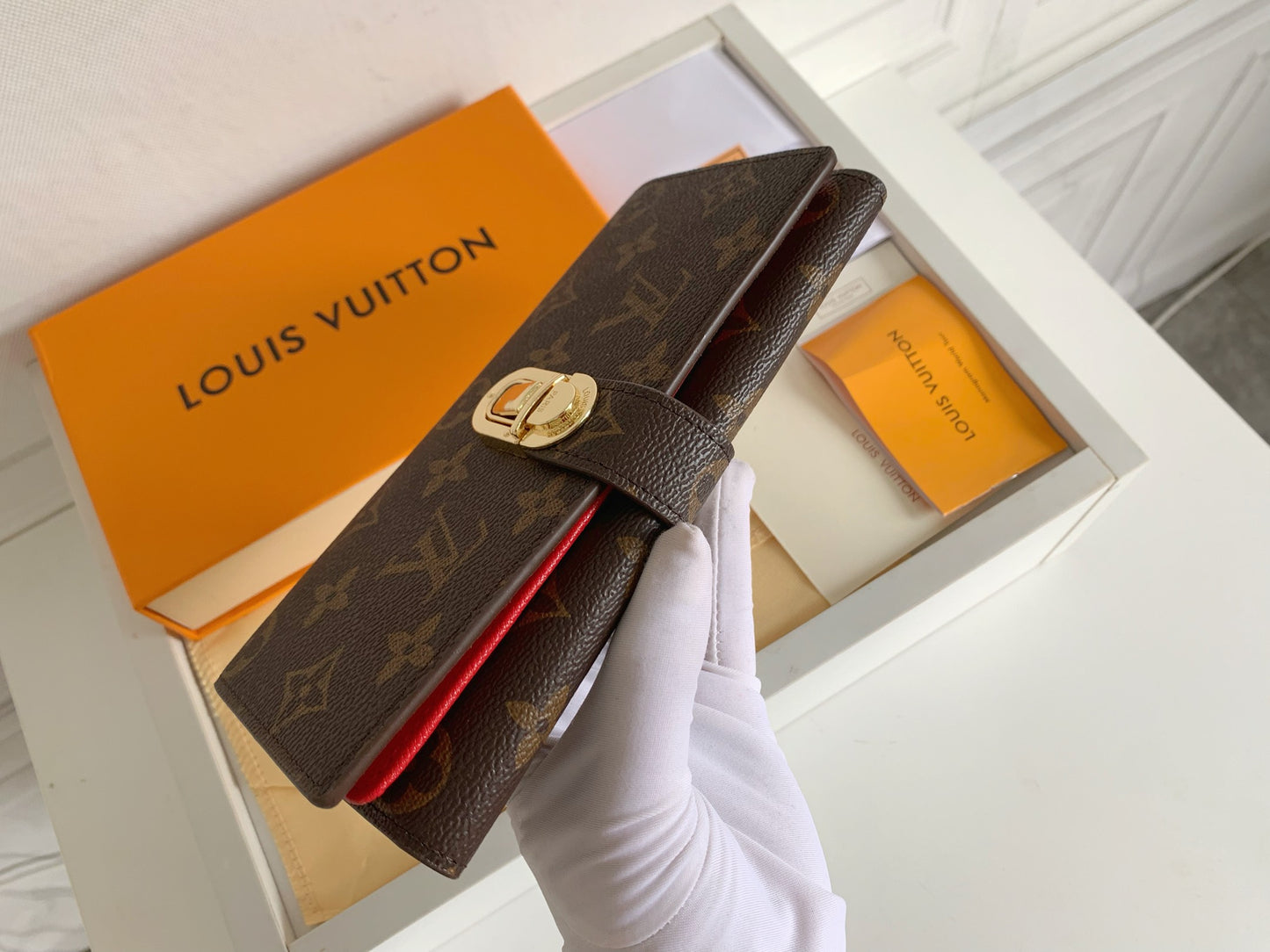 1XE73BDE Stylish leather wallets with package