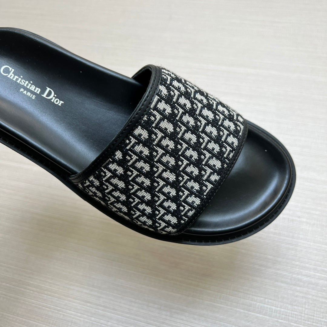 54D114ZDE Stylish slippers