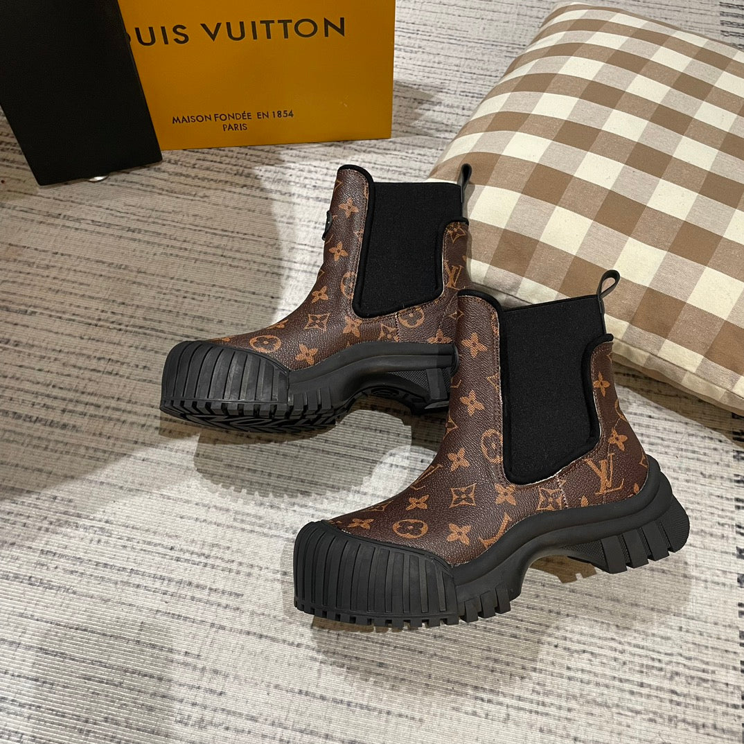 1JE8ZDE Stylish leather boots