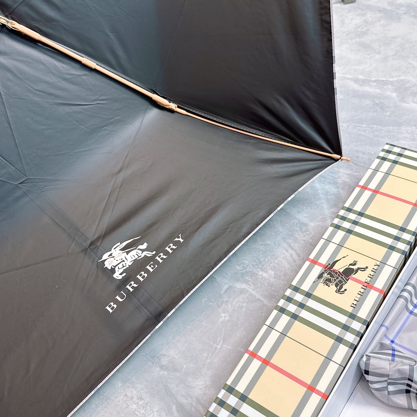 15RR76SDE Stylish UV resistant umbrella