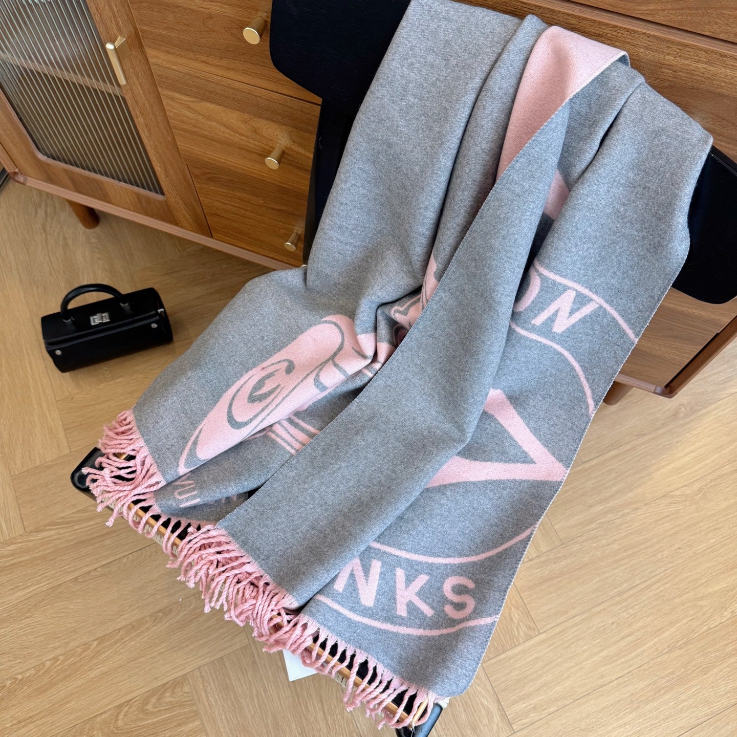 175RE3WDE Stylish Winter Scarves