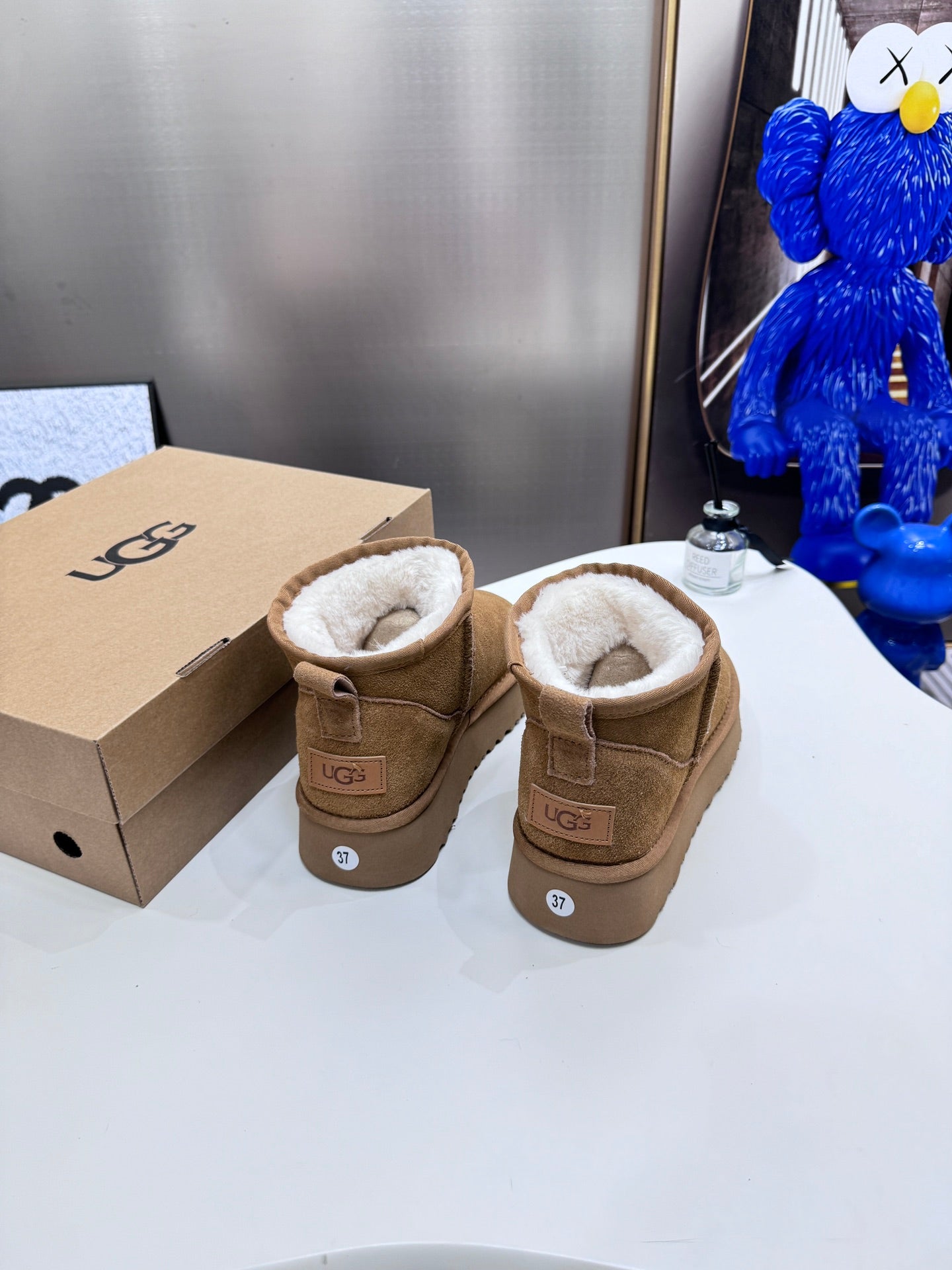 1LU9ZDE Stylish snow boots