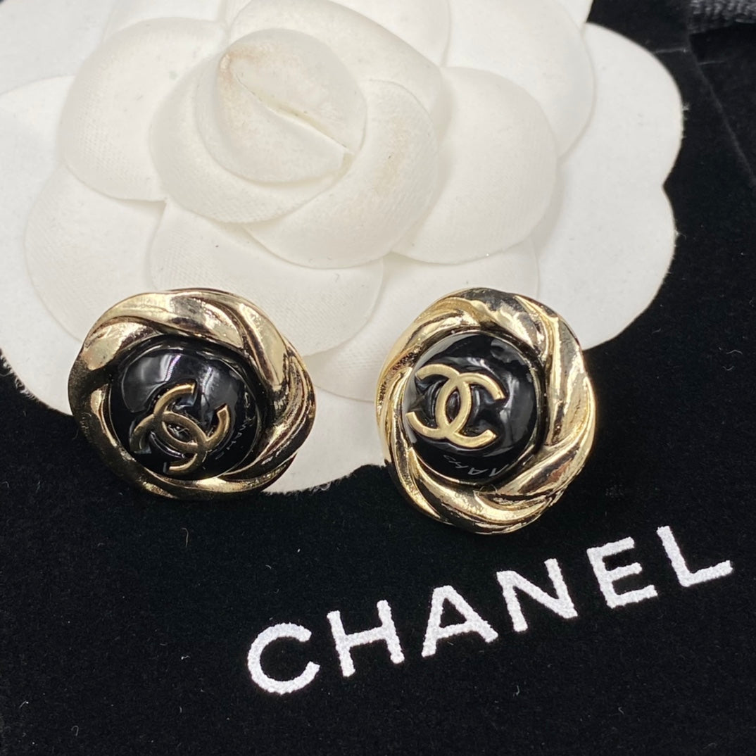 15QC11EDE Stylish Earrings