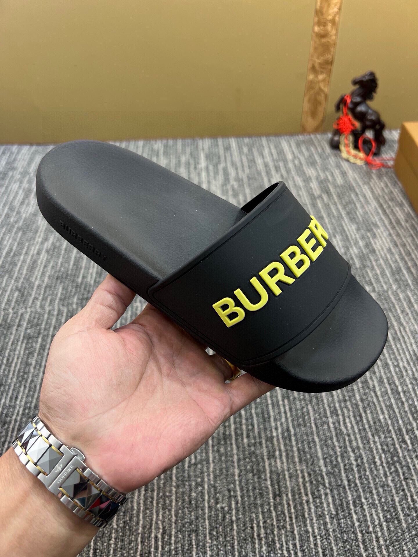 535ZR255ZDE Stylish Slippers