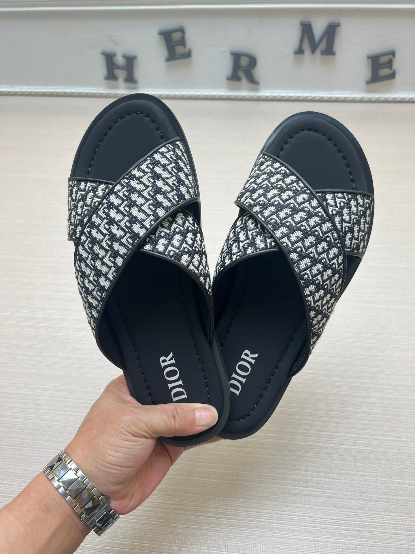 54D81ZDE Stylish slippers