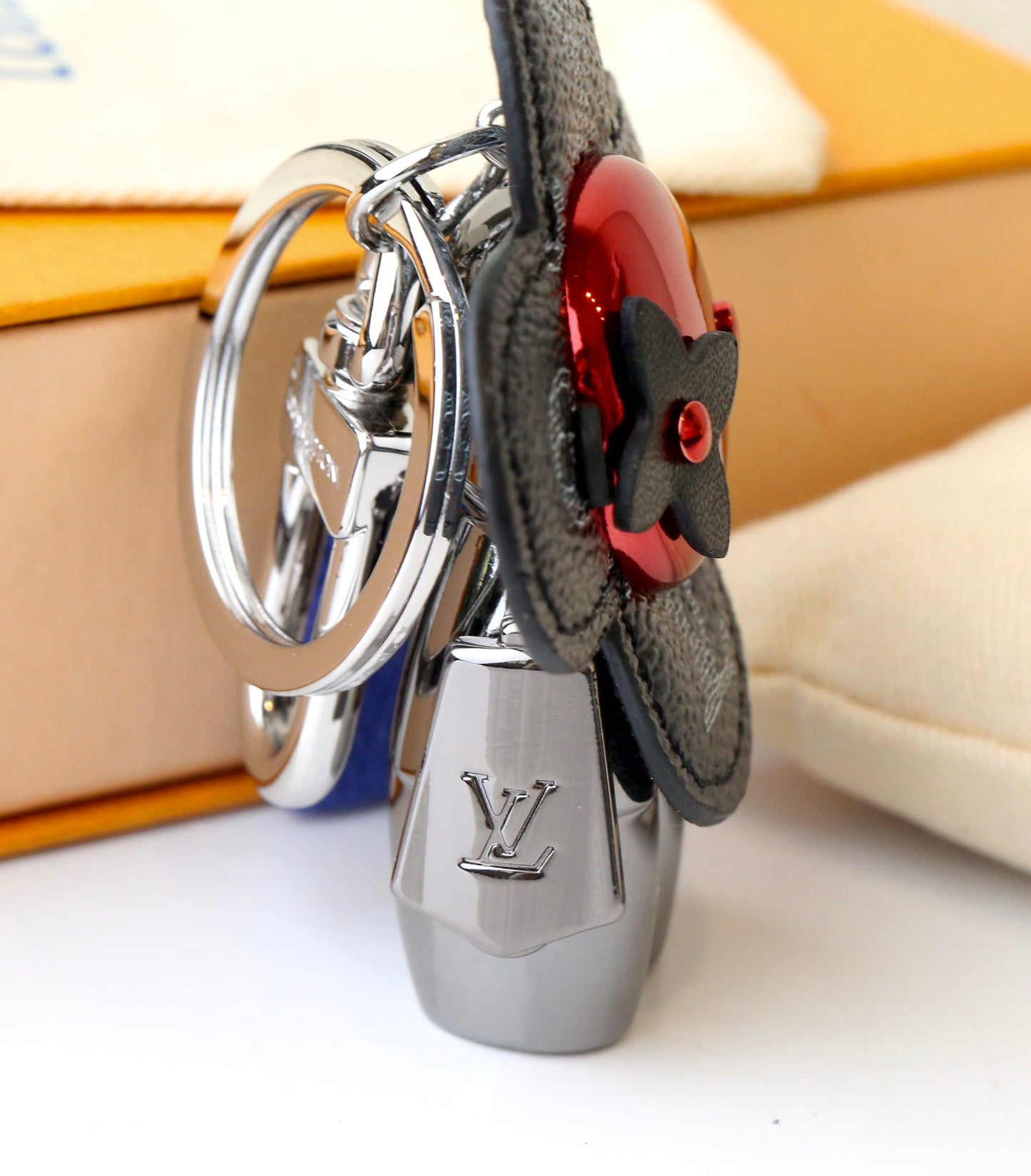 14E68ADE Stylish key closure