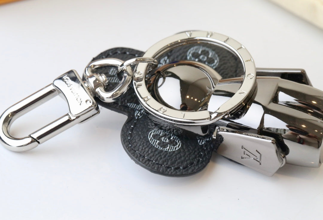 14E68ADE Stylish key closure