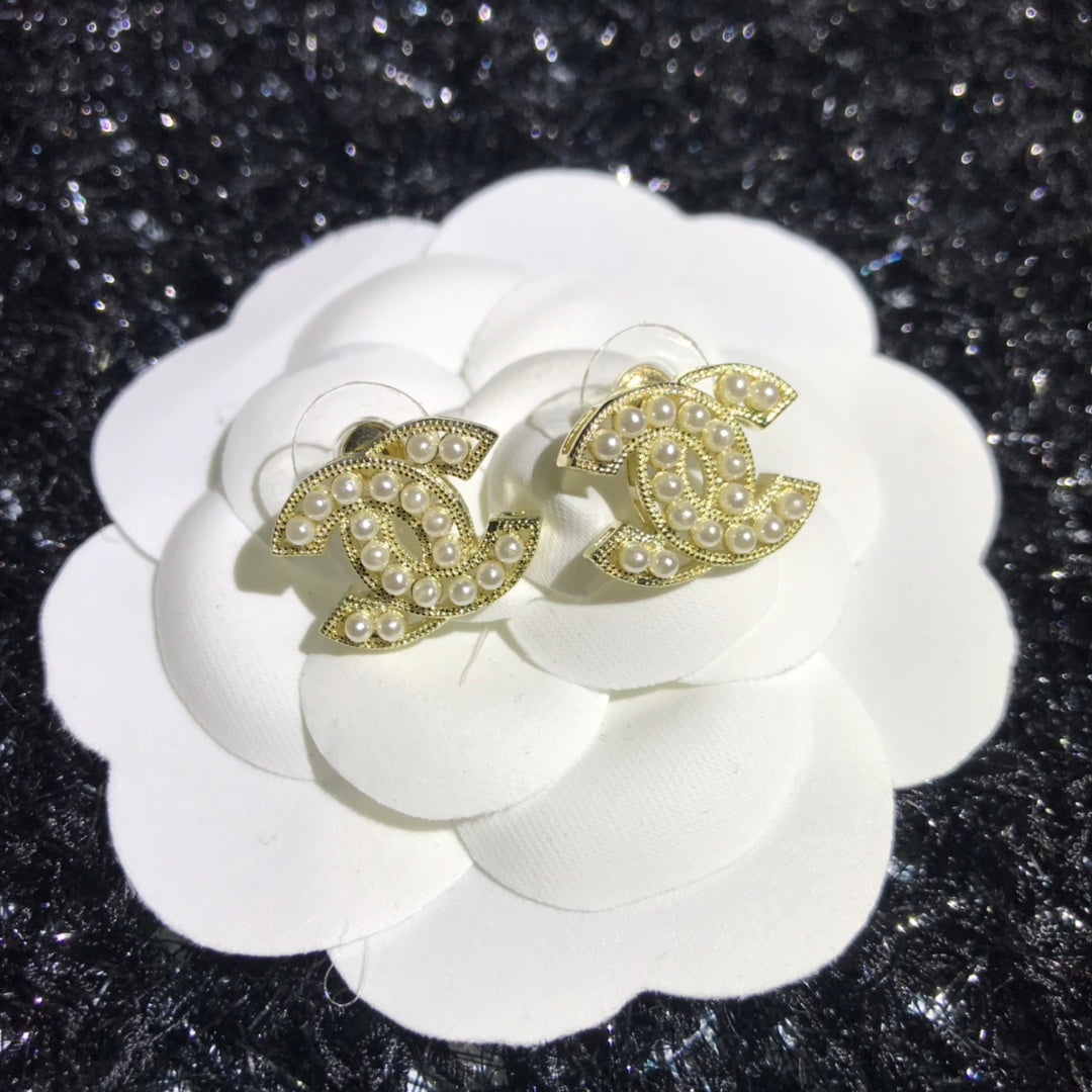 14C484EDE Stylish Earrings