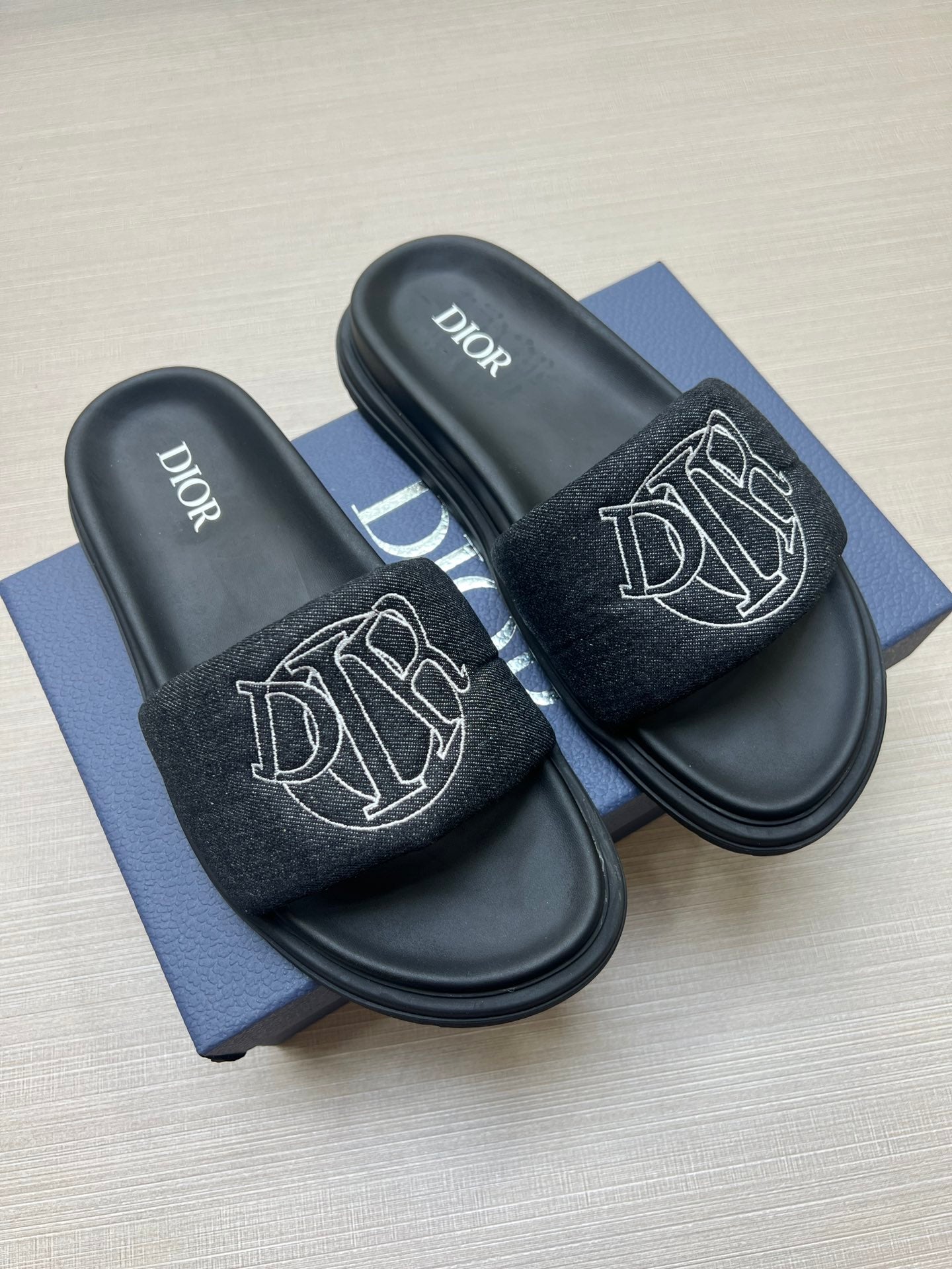 54D168ZDE Stylish leather slippers