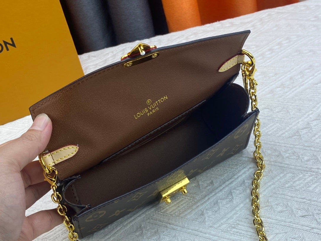 1XE32BDE Stylish leather bag 