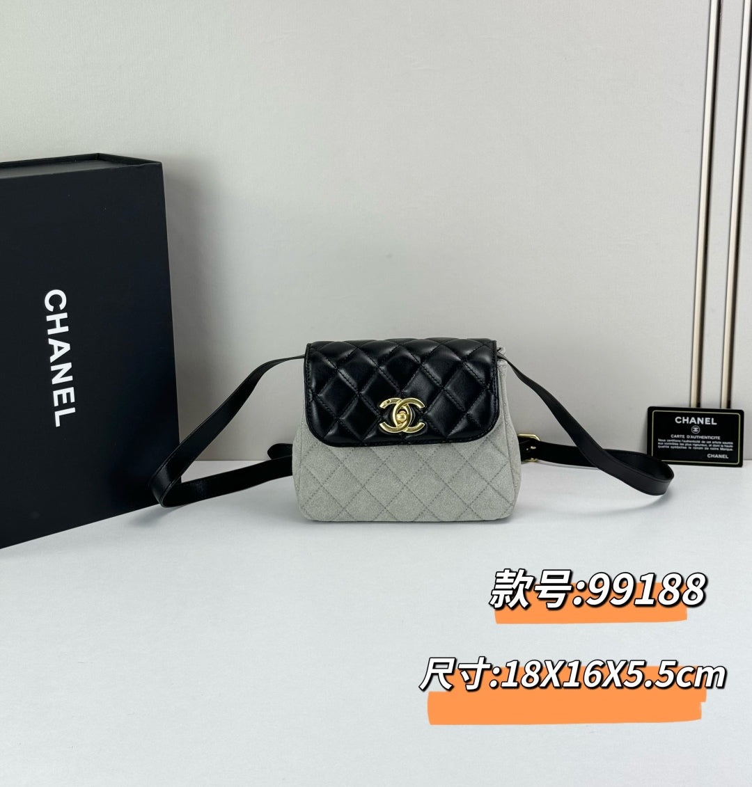 15RC62BDE Stylish leather bag