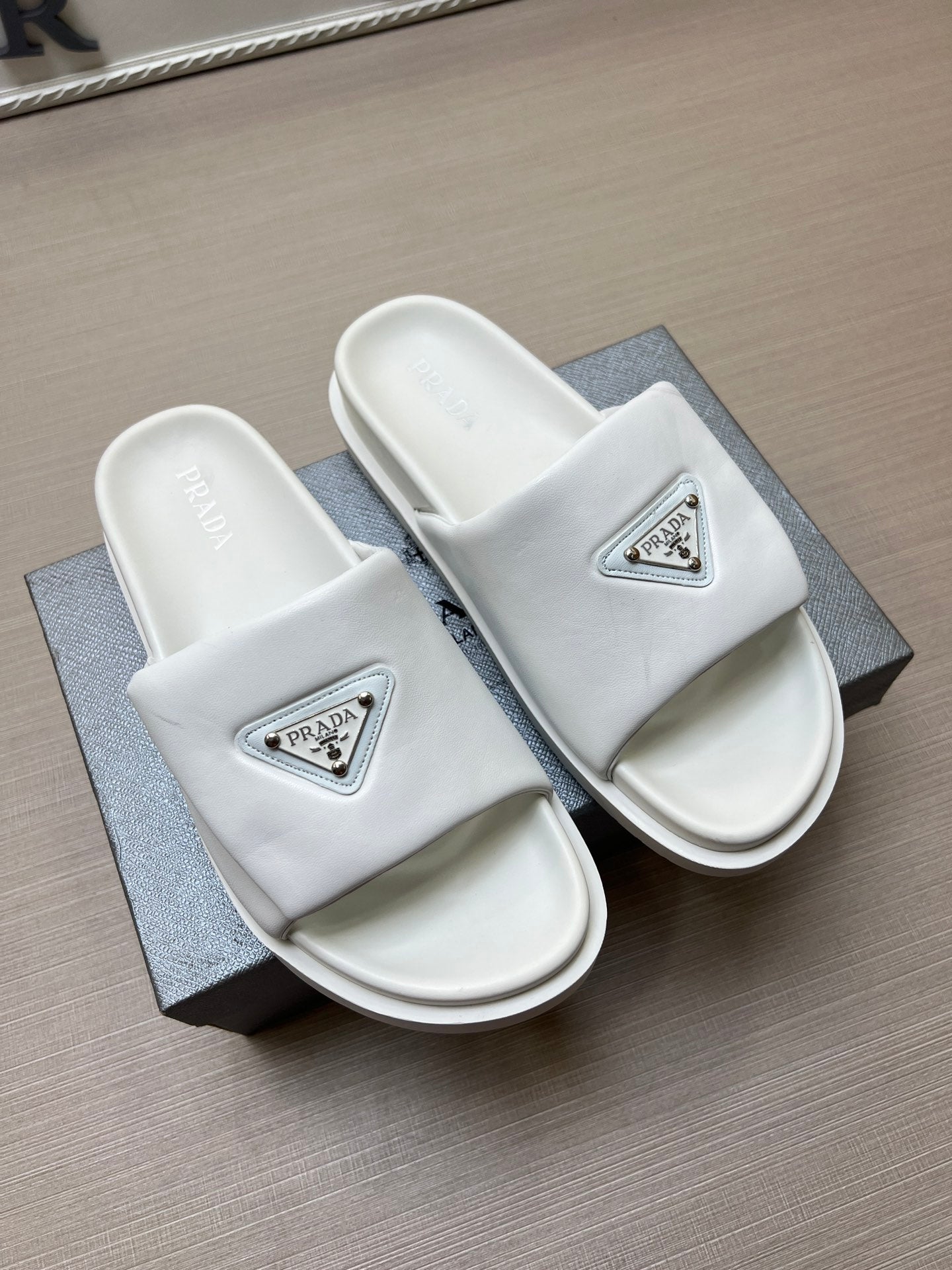54PD4ZDE Stylish slippers