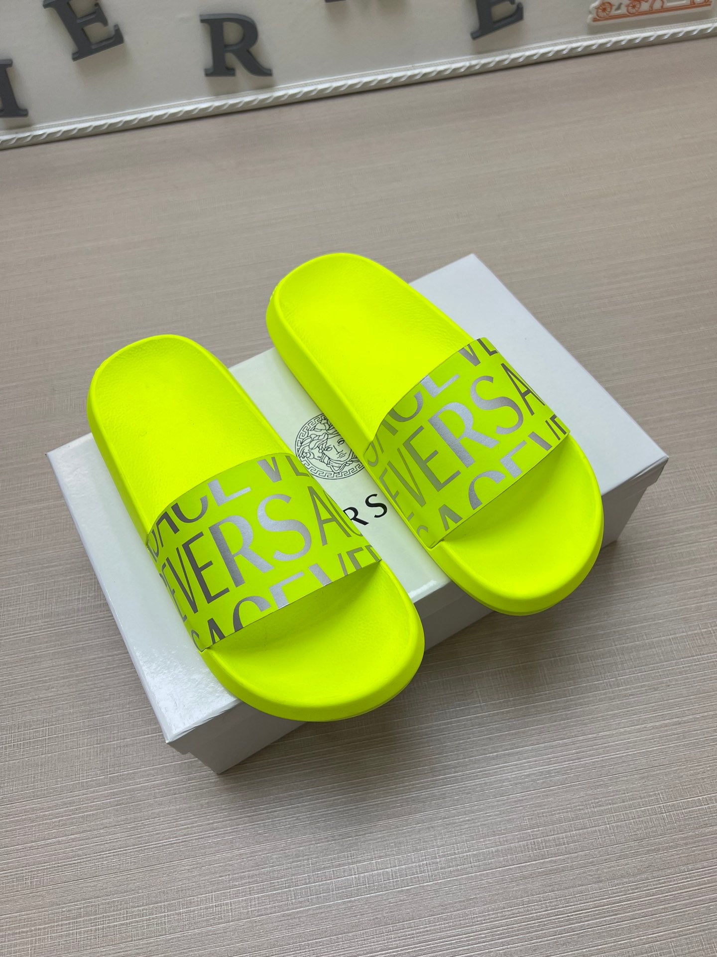 54V108ZDE Stylish slippers
