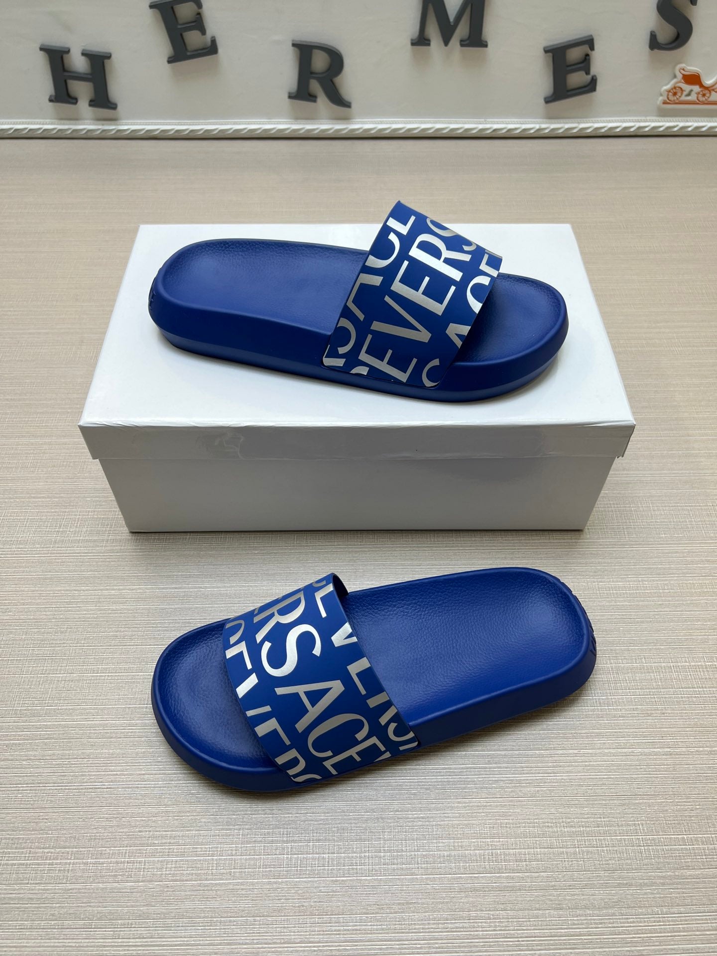 54V108ZDE Stylish slippers