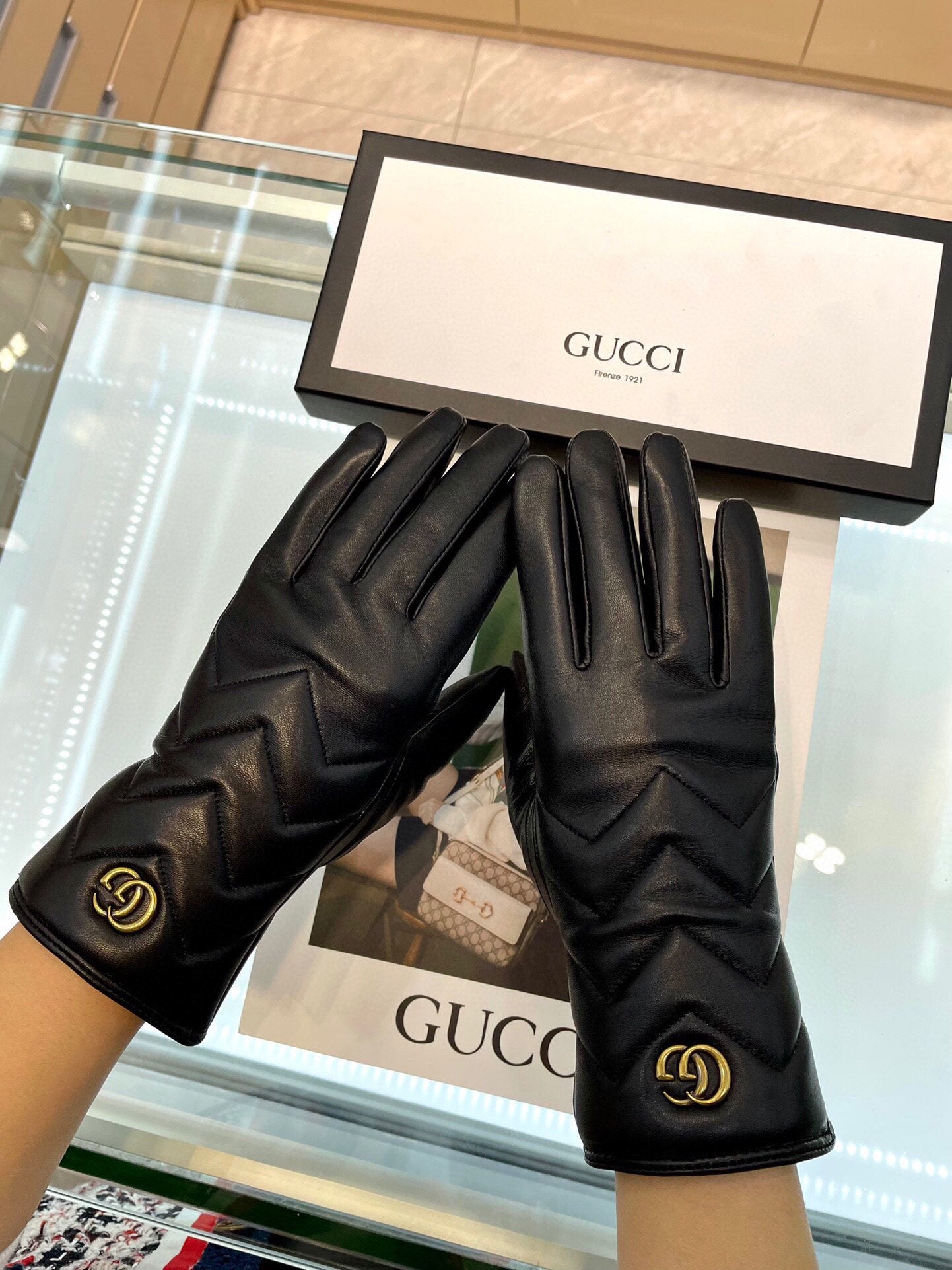 14B28SDE Stylish sheepskin gloves