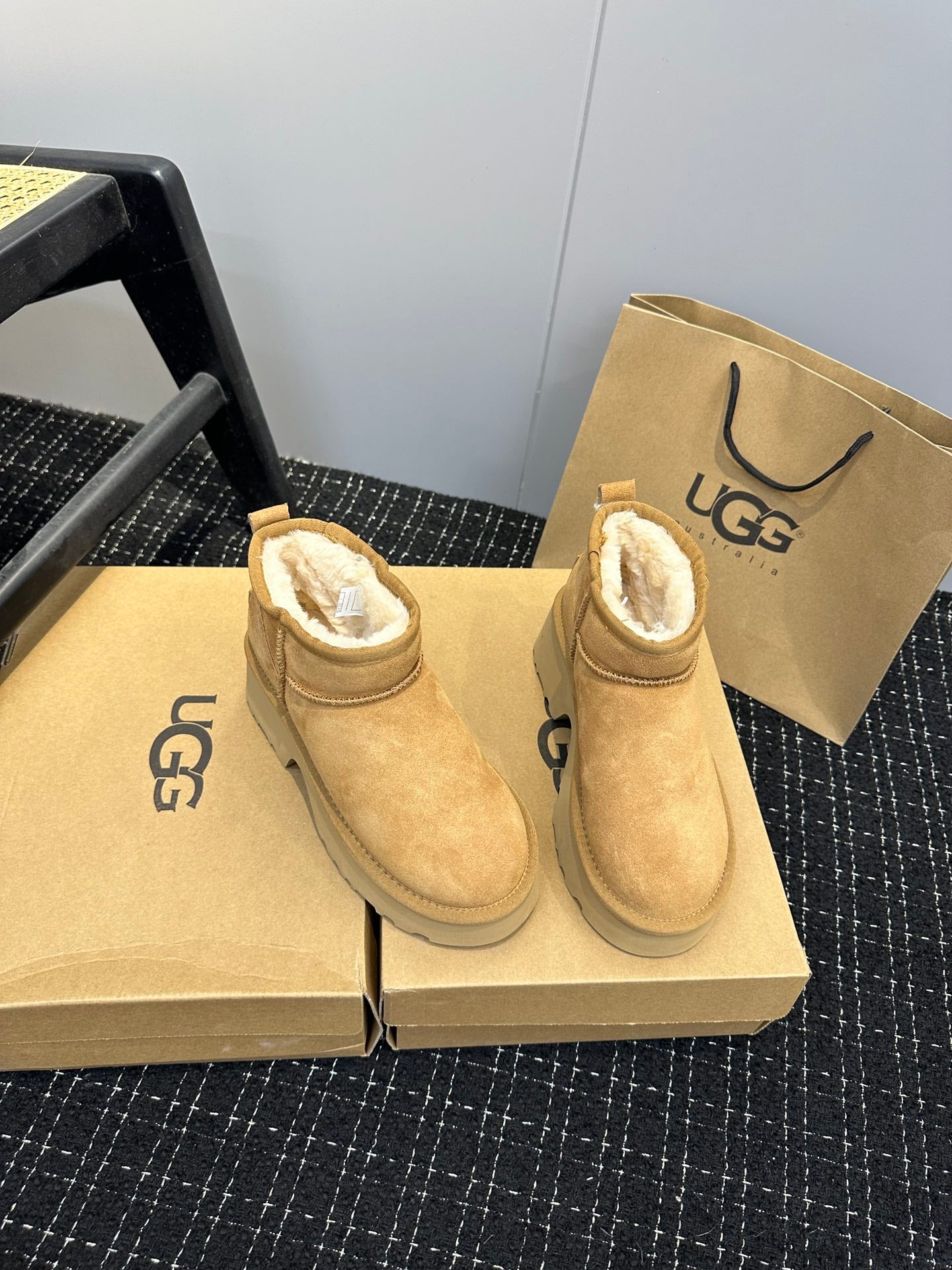 1LU6ZDE Stylish snow boots