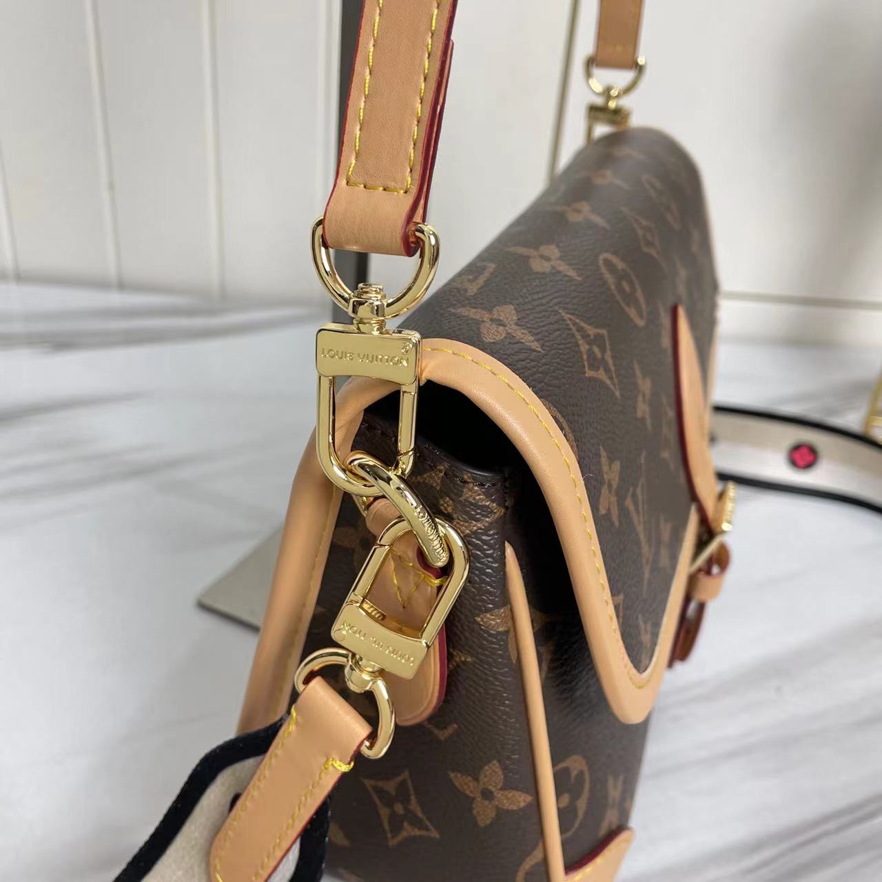 2XE028BDE Stylish leather bag 