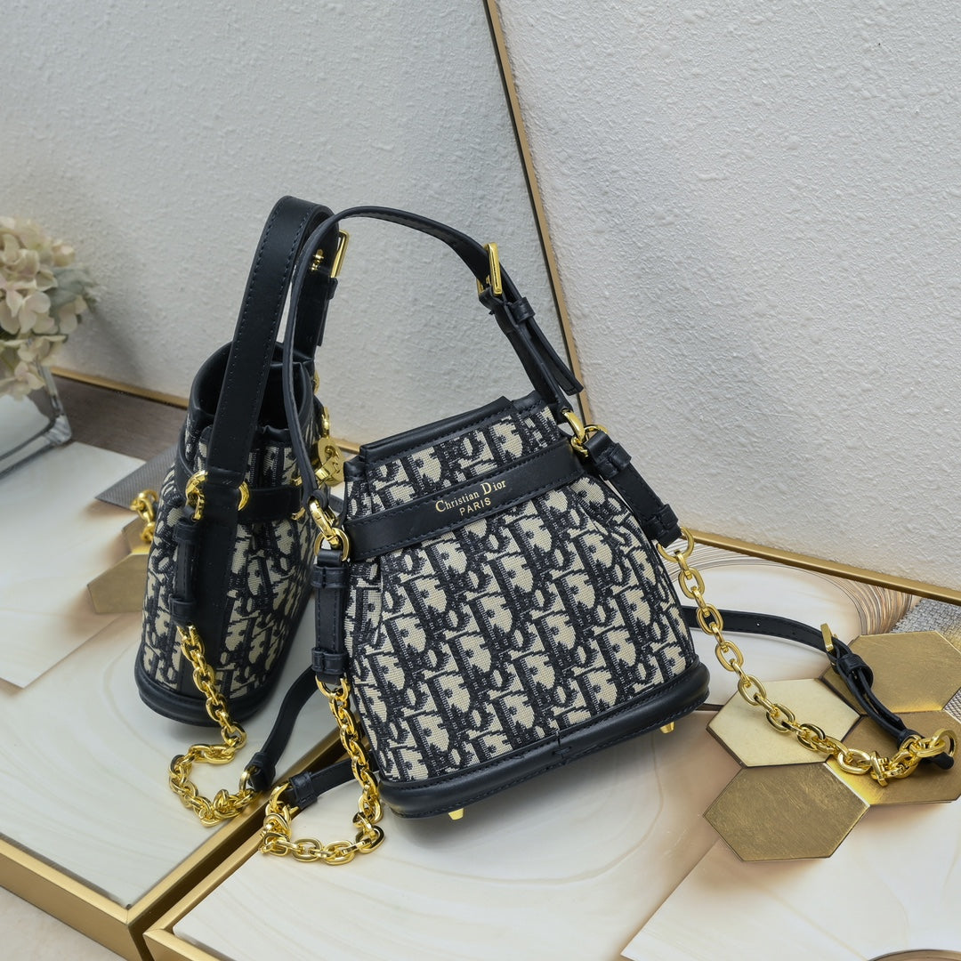 2XD370BDE Stylish leather bag 