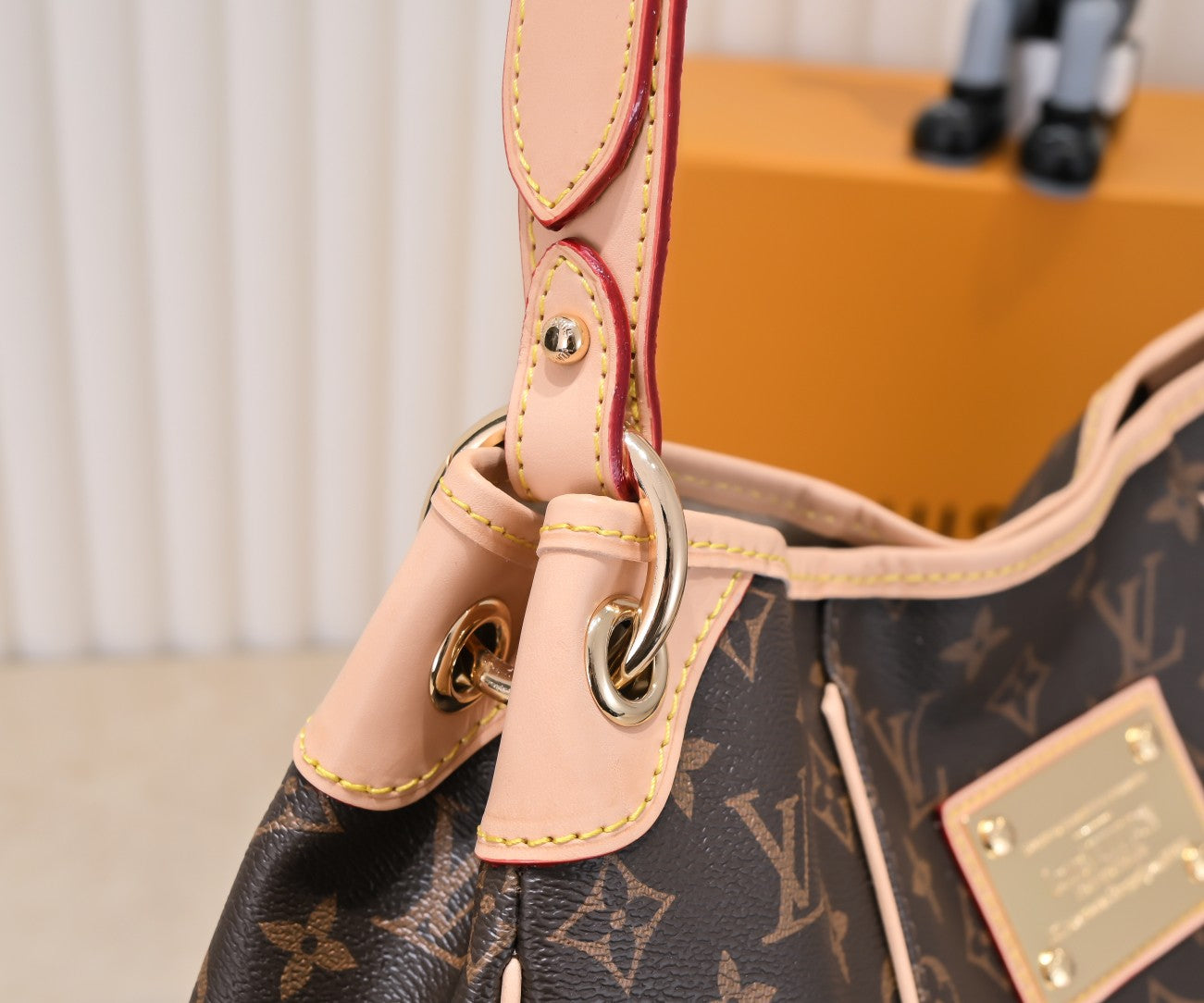 1XE63BDE Stylish leather bag 