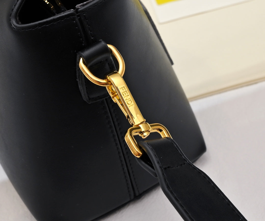 1WF110BDE Stylish leather bag