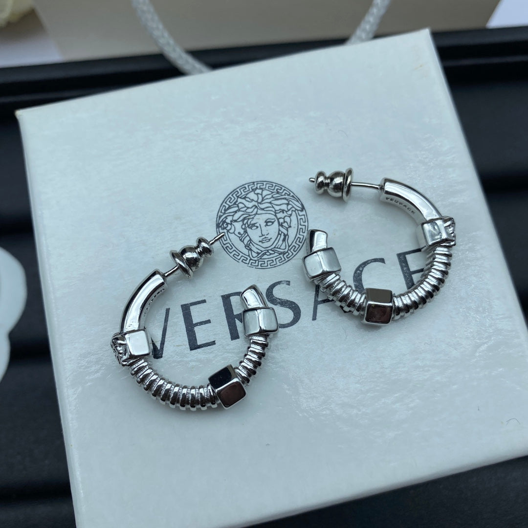 1YV467EDE Stylish Earrings
