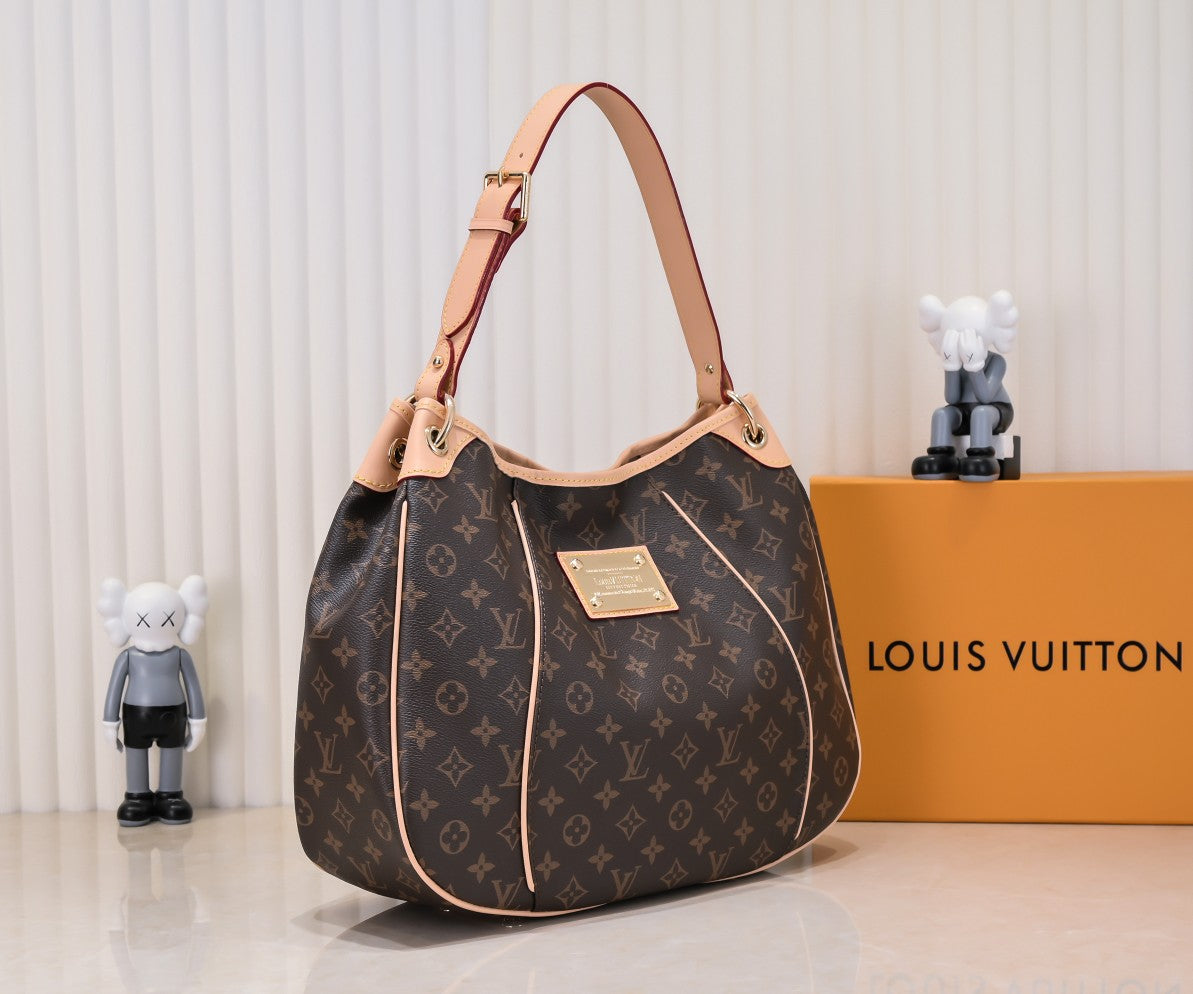 1XE63BDE Stylish leather bag 