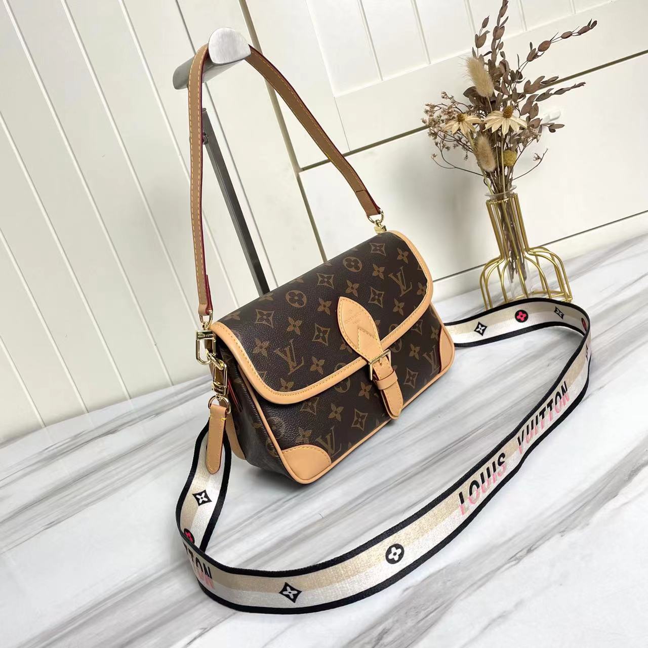 2XE028BDE Stylish leather bag 