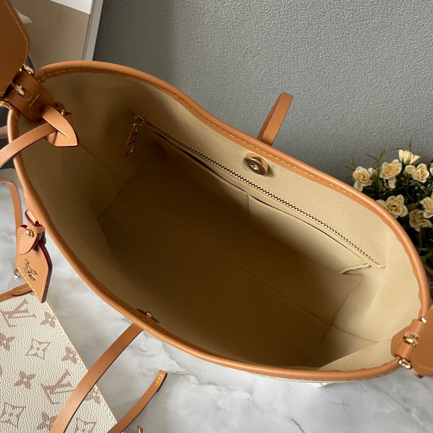 12XE277BDE Stylish leather bag 