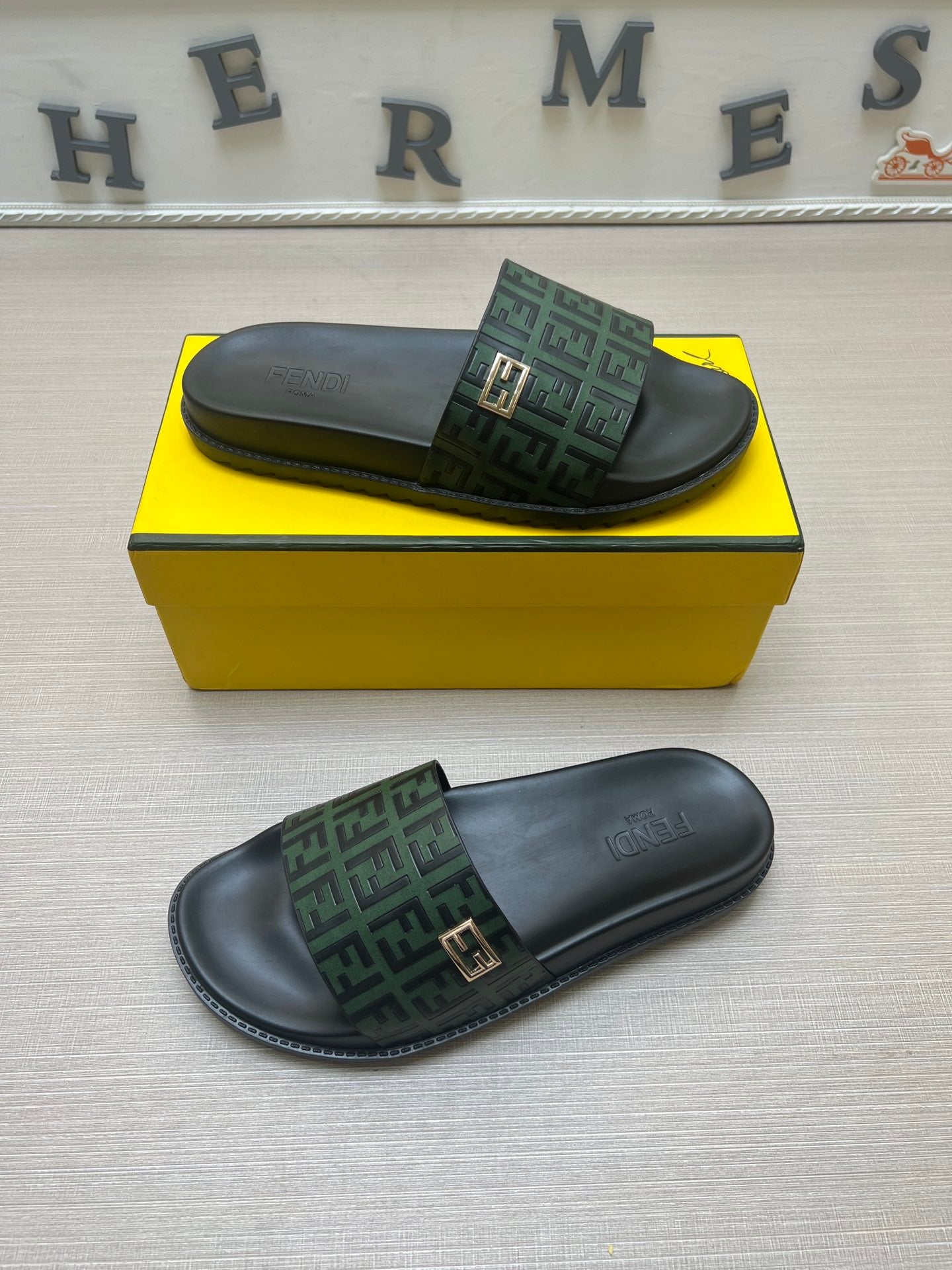 54F121ZDE Stylish slippers